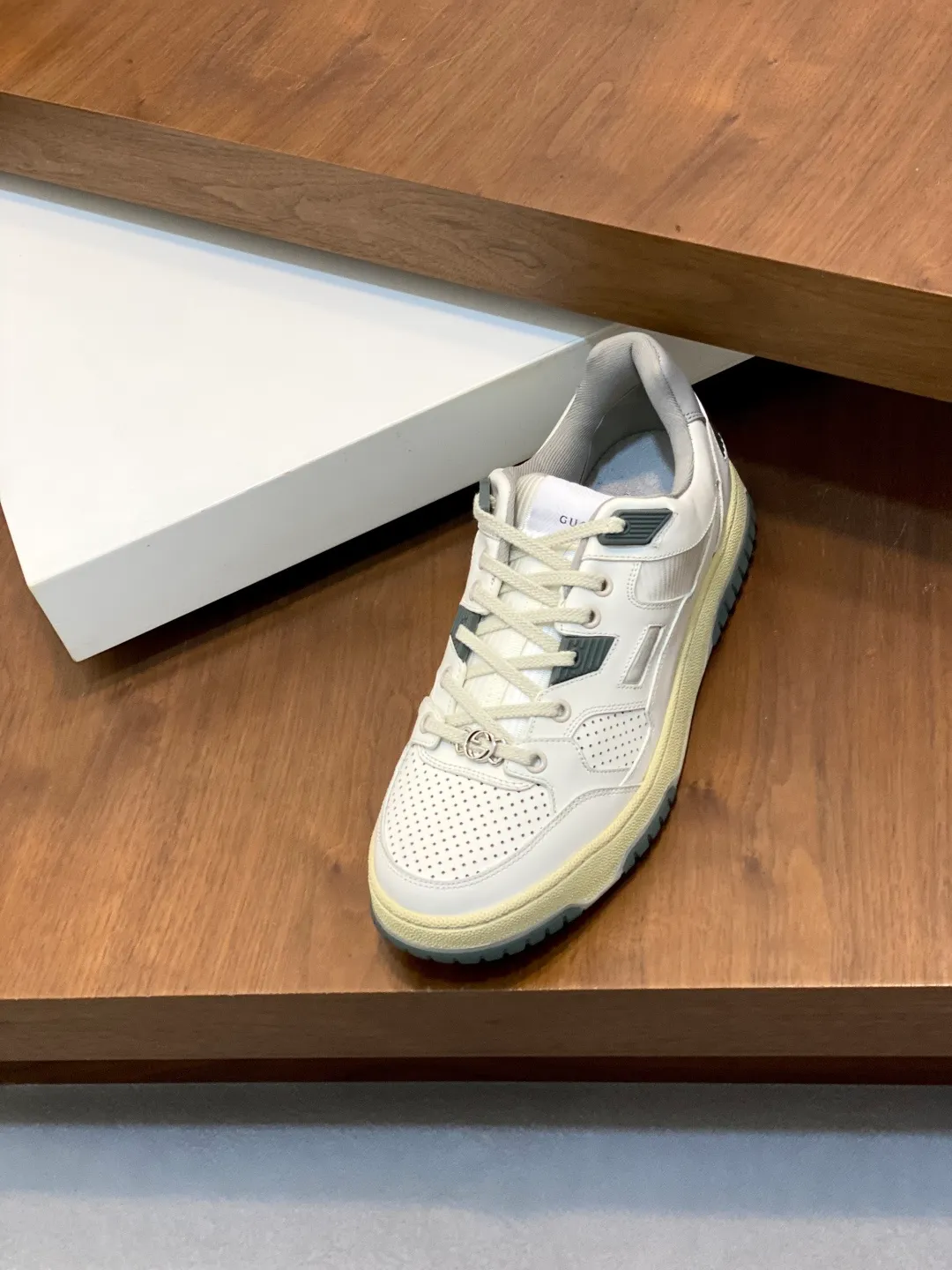 Men's Shoes 💰660 𝐆𝐮𝐜𝐜𝐢 𝐑𝐞-𝐖𝐞𝐛 As the first sneaker created by Sabato De Sarno for Gucci, the Re-Web series reinterprets the brand's classic stripes and sets off the modern silhouette design with bold and unique details. These shoes are crafted from white leather. This new sneaker is ingeniously decorated with many of the brand's classic details, and is equipped with a bright red and green webbing tongue, which will make people fall in love at first sight. White leather treated with a special process for softness and luster, with an embossed grainy texture. Script Gucci logo and interlocking G web label with Interlocking G and script Gucci logo. Rubber outsole with interlocking G detail eyelets. Web tongue. Size: 39-44 (customized for sizes 38 and 45)